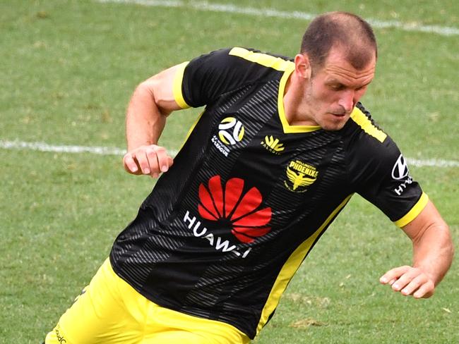 Rahmat Akbari (right) of the Roar gets past Luke DeVere (left) of the Phoenix during the Round 15 A-League match between Brisbane Roar FC and Wellington Phoenix at Suncorp Stadium in Brisbane, Saturday, January 18, 2020. (AAP Image/Darren England) NO ARCHIVING, EDITORIAL USE ONLY