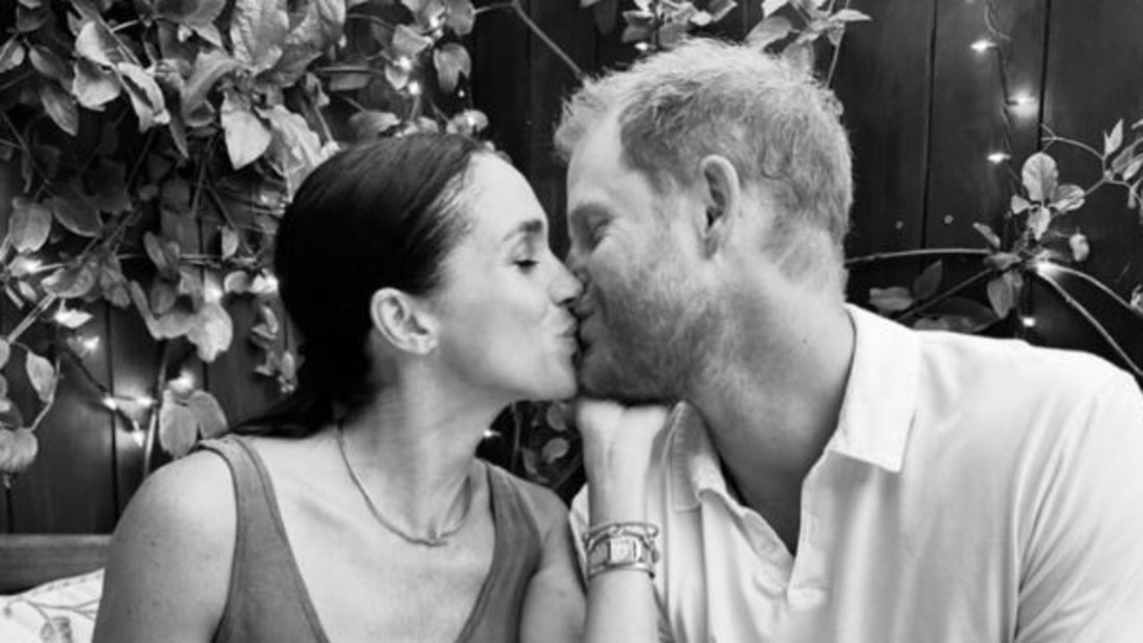 Loved-up royals share smoochy photos