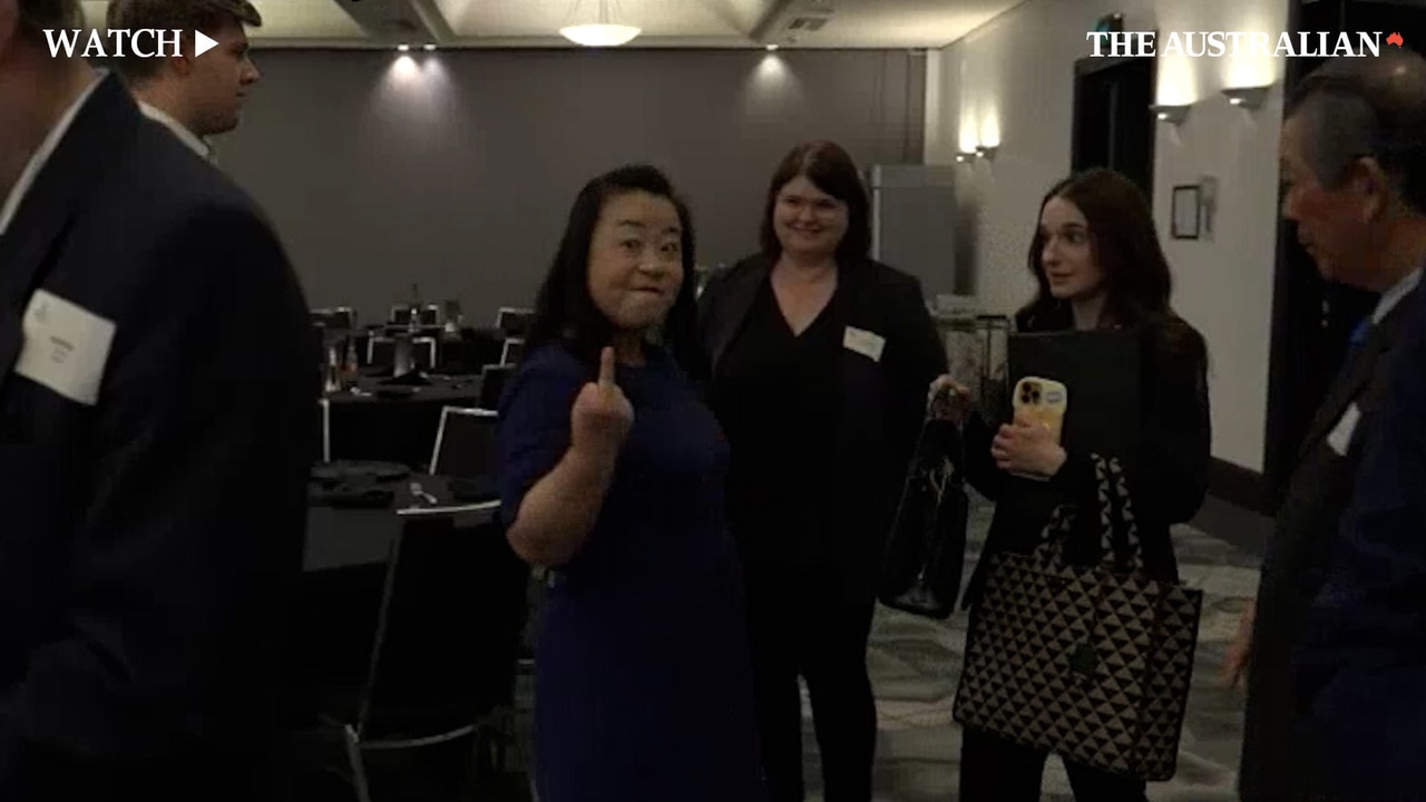 Elizabeth Lee flips off journalist after tense press conference