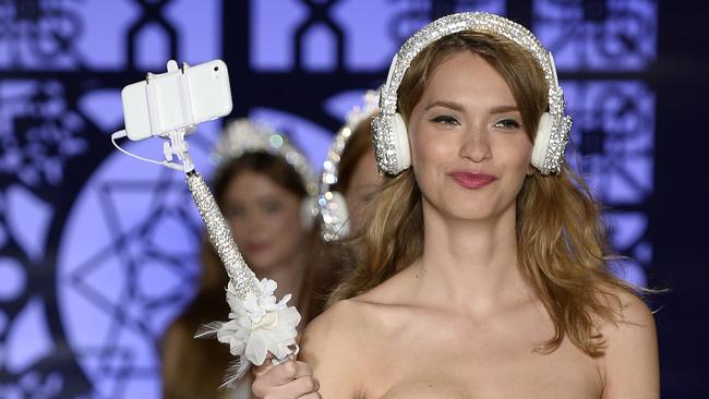 Wedding selfie stick: Crazy brides are buying this $682 Swarovski stick ...