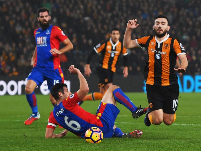 Scott Dann of Crystal Palace challenges Robert Snodgrass of Hull.