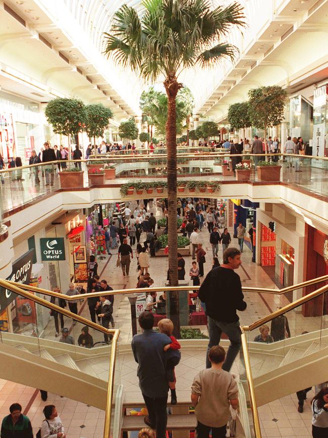 Shoppers in Chadstone Shopping Centre in Melbourne during Sunday trading 25 June 2000.