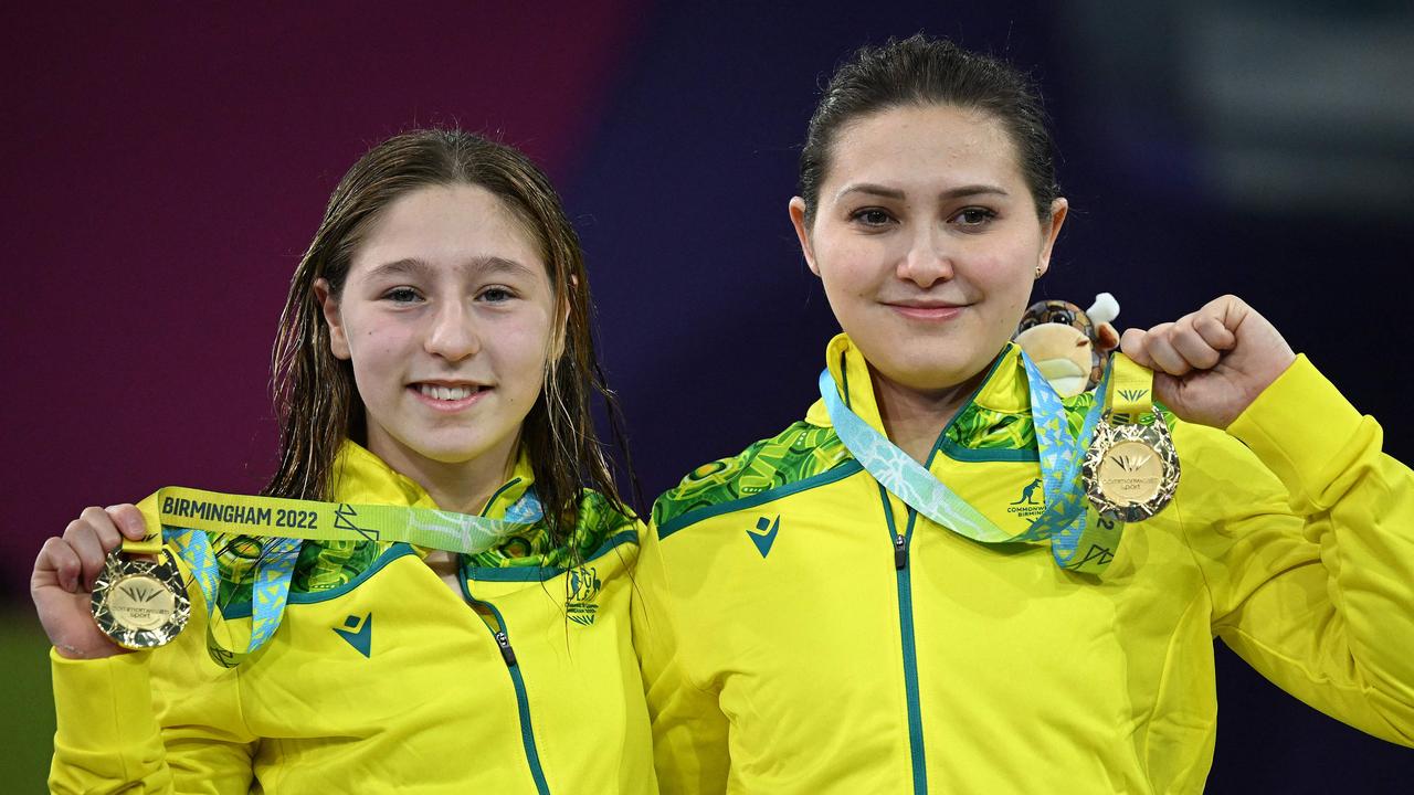 Gold medallists Australia's Charli Petrov and Australia's Melissa Wu pose during the medal presentation ceremony for the women's synchronised 10m platform diving final on day nine of the Commonwealth Games at Sandwell Aquatics Centre in Birmingham, central England, on August 6, 2022. (Photo by Andy Buchanan / AFP)