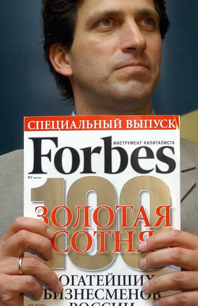 MAY 13, 2004: Paul Klebnikov, chief editor of Russian Forbes Magazine holding a special edition of his magazine during 13/05/04 press conference in Moscow. P/