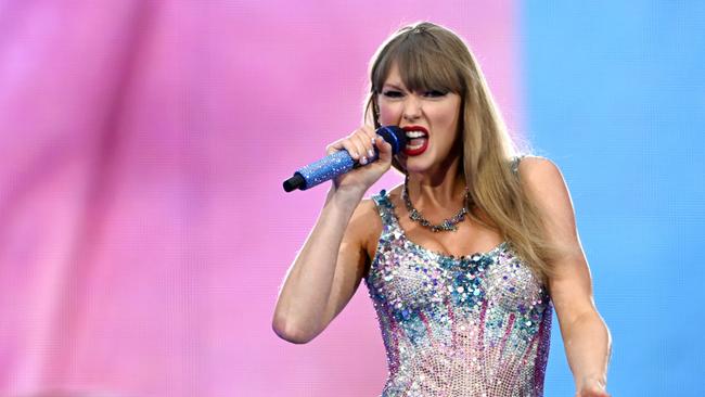 LONDON, ENGLAND - AUGUST 15: (EDITORIAL USE ONLY AND NO COMMERCIAL USE AT ANY TIME. NO USE ON PUBLICATION COVERS). Taylor Swift performs on stage during the 