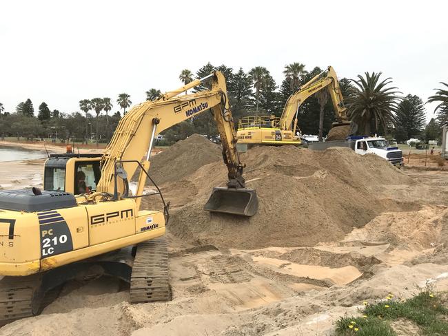 Removal of sand from Narrabeen Lagoon west of the Ocean St bridge in 2018. Photo Manly Daily