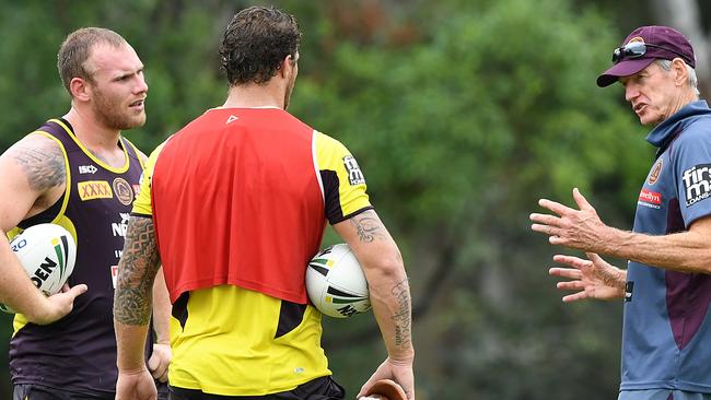 Coach Wayne Bennett (right) speaks with Matt Lodge (left) and Korbin Sims at Broncos training.