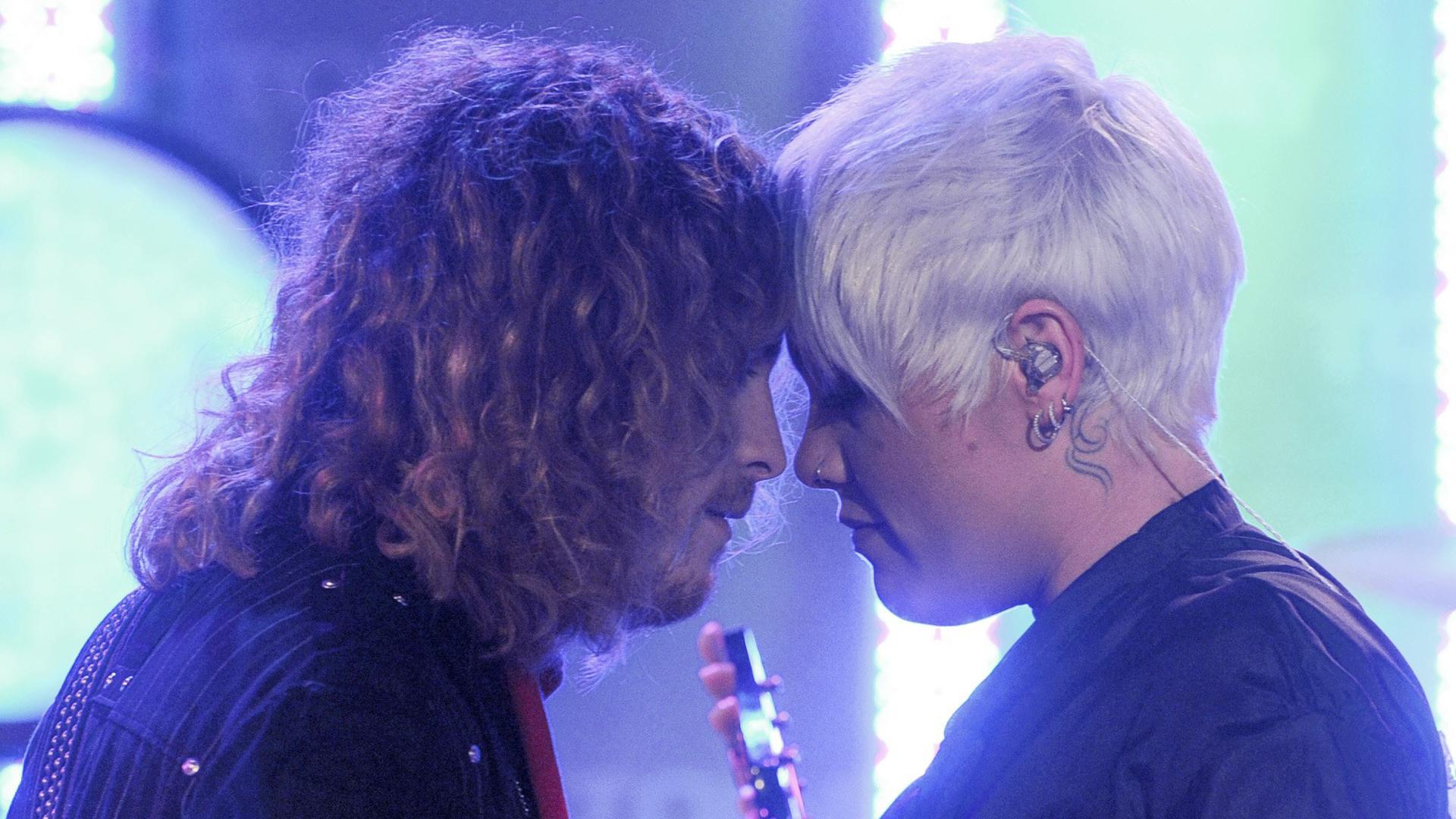 Singer Pink and guitarist Justin Derrico perform on the NBC 'Today' television program, in New York Tuesday Oct. 28, 2008. (AP Photo/Richard Drew)