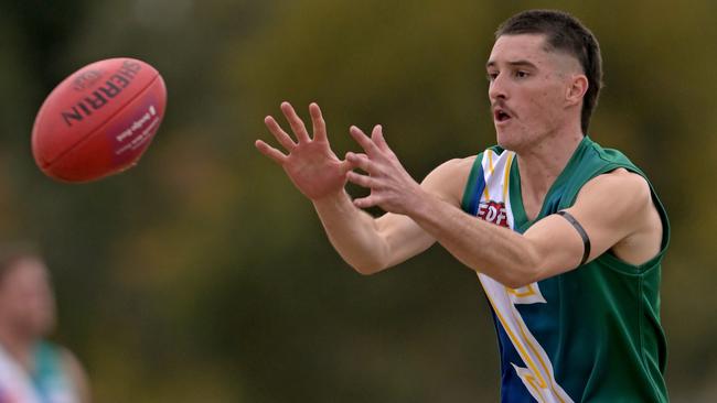 EDFL: East Sunbury’s Tom McEntee keeps his eye on the ball. Picture: Andy Brownbill