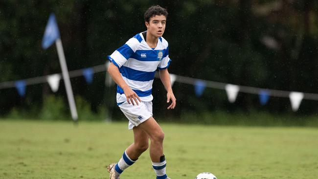 Nudgee College's Arthur De Lima looks to pass.