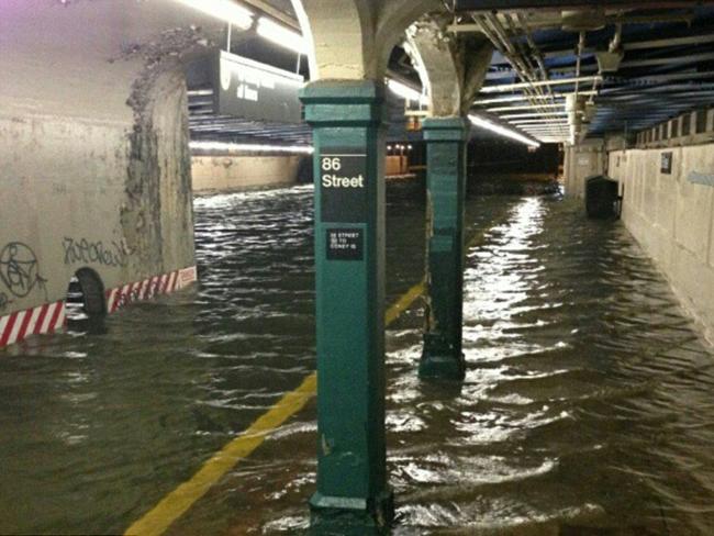 Twitter pics of Hurricane Sandy in US. Storm. No train service: Veronica De Souza posted this extraordinary picture ('via ninjapito') on Twitter of the 86th Street station with water above the platform.