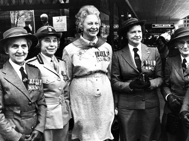 04/1973. Vivian Bullwinkel (third from left), matron of Fairfield Hospital, the sole survivor of the Banku Island massacre of Australian nurses in 1942.Anzac Day. Melbourne. Neg: FD25047[Sun 26/4/1973]