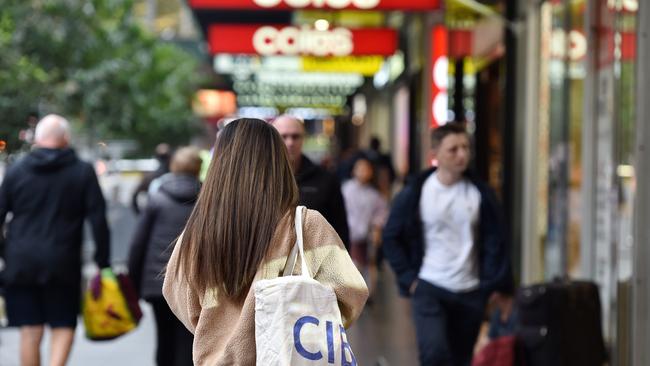 MELBOURNE, AUSTRALIA - NewsWire Photos APRIL 28TH, 2023: Generics of busy streets for a piece on migrant workers, their wages and population growth. Picture : NCA NewsWire / Nicki Connolly