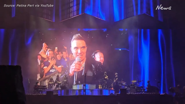 Robbie Williams helps Sydney fan propose