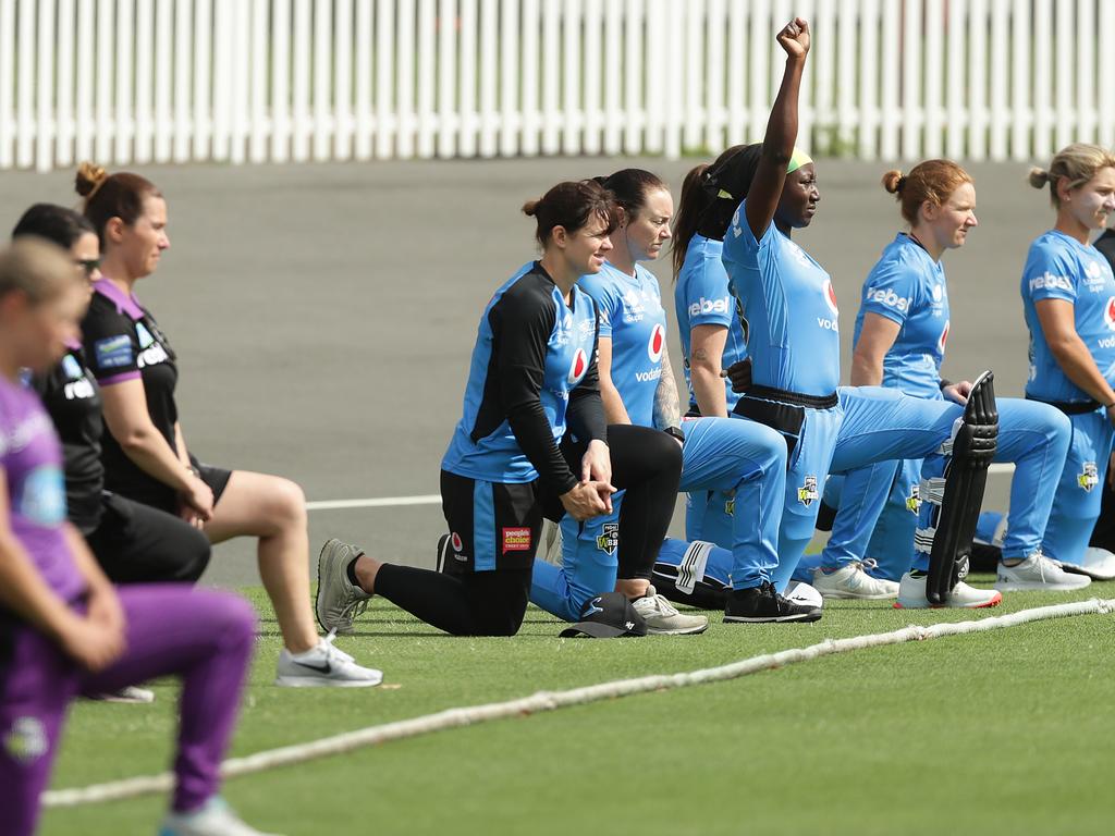 Adelaide Strikers and Hobart Hurricanes players take a knee.