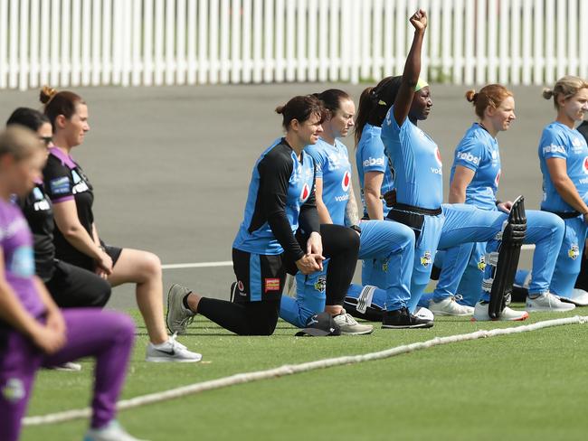 Adelaide Strikers and Hobart Hurricanes players take a knee.