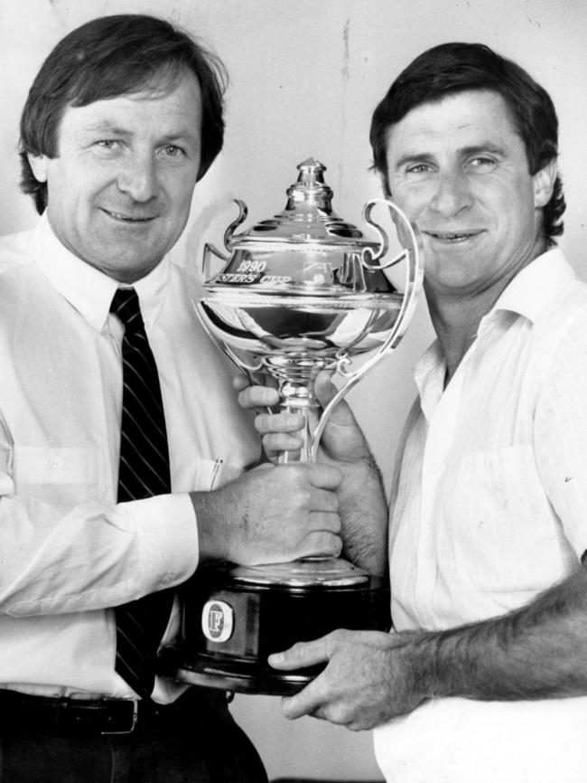 Essendon coach Kevin Sheedy and North Melbourne coach Wayne Schimmelbusch with the Foster’s Cup in 1990.