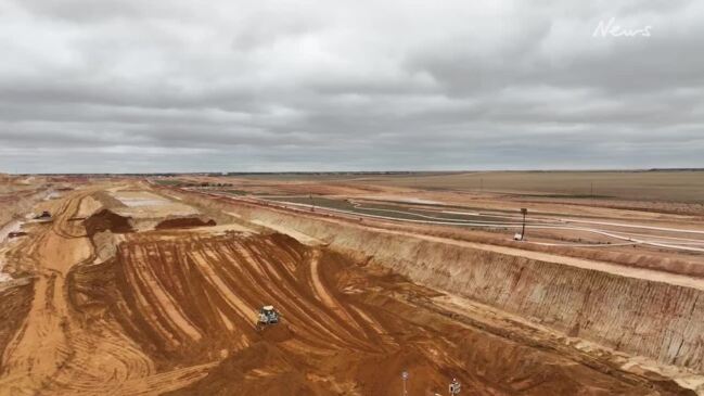 Farmer's footage of Murray Zircon operating Mercunda mine