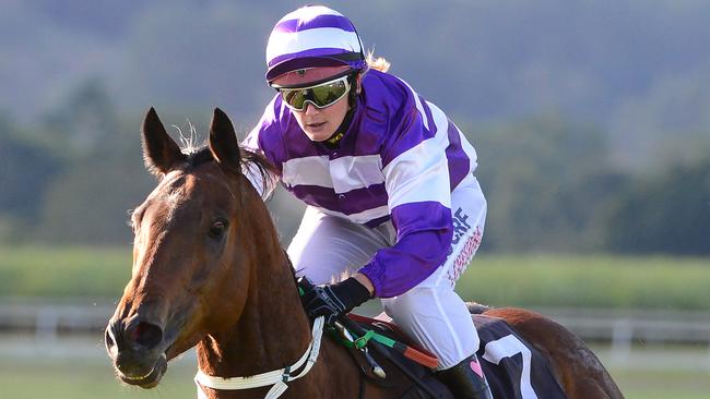 Laura Cheshire rides Secret Blend with no bridle at Murwillumbah, Friday, August 25, 2017. Picture: GRANT PETERS, TRACKSIDE PHOTOGRAPHY.