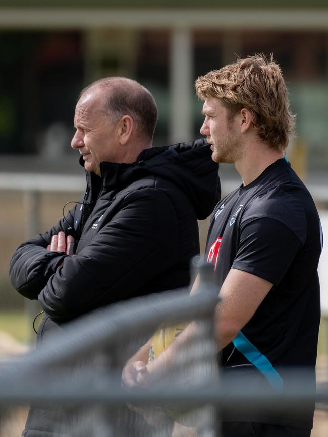 Power coach Ken Hinkley with his new recruit. Picture: NCA NewsWire/Naomi Jellicoe