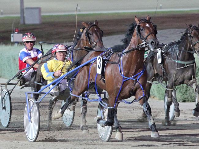 Race 6: Tabcorp Park, Saturday 14-2-2015 Tab.com.au Inter Dominion (Victorian Heat) (Group 2) (M0 or better.) Winner: Lennytheshark (3) Trainer: David Aiken; Driver: Chris Alford Race Distance: 2,240 metres Mile Rate: 1.55.9 photography: Stuart McCormick