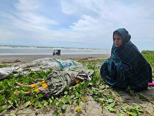 EDITORS NOTE: Graphic content / TOPSHOT - Relatives mourn near bodies of the deceased Rohingya refugees who drowned in the Naf river, in Teknaf on August 6, 2024. A small boat packed with refugees fleeing war-torn Myanmar sunk while crossing a river to Bangladesh on August 6, with at least 10 drowning including young children, a local councillor said. (Photo by AFP)