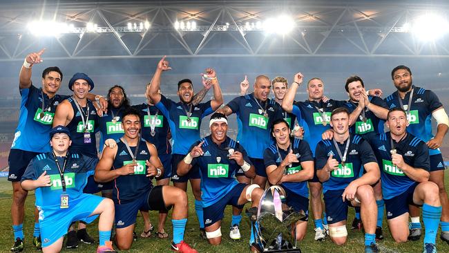 BRISBANE, AUSTRALIA - FEBRUARY 10:  The Blues celebrate victory after defeating the Hurricanes in the 2018 Global Tens Men's Grand Final match between the Blues and Hurricanes at Suncorp Stadium on February 10, 2018 in Brisbane, Australia.  (Photo by Bradley Kanaris/Getty Images)