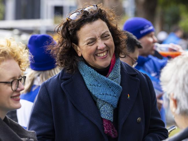 MELBOURNE, AUSTRALIA - MAY 18: Independent candidate for Kooyong Monique Ryan speaks to voters at a pre-polling centre in Hawthorn on May 18, 2022 in Melbourne, Australia. Independent Monique Ryan is standing for the seat of Kooyong, which is currently held by federal treasurer and Liberal MP Josh Frydenberg. The Australian federal election will be held on Saturday 21 May 2022. (Photo by Daniel Pockett/Getty Images)