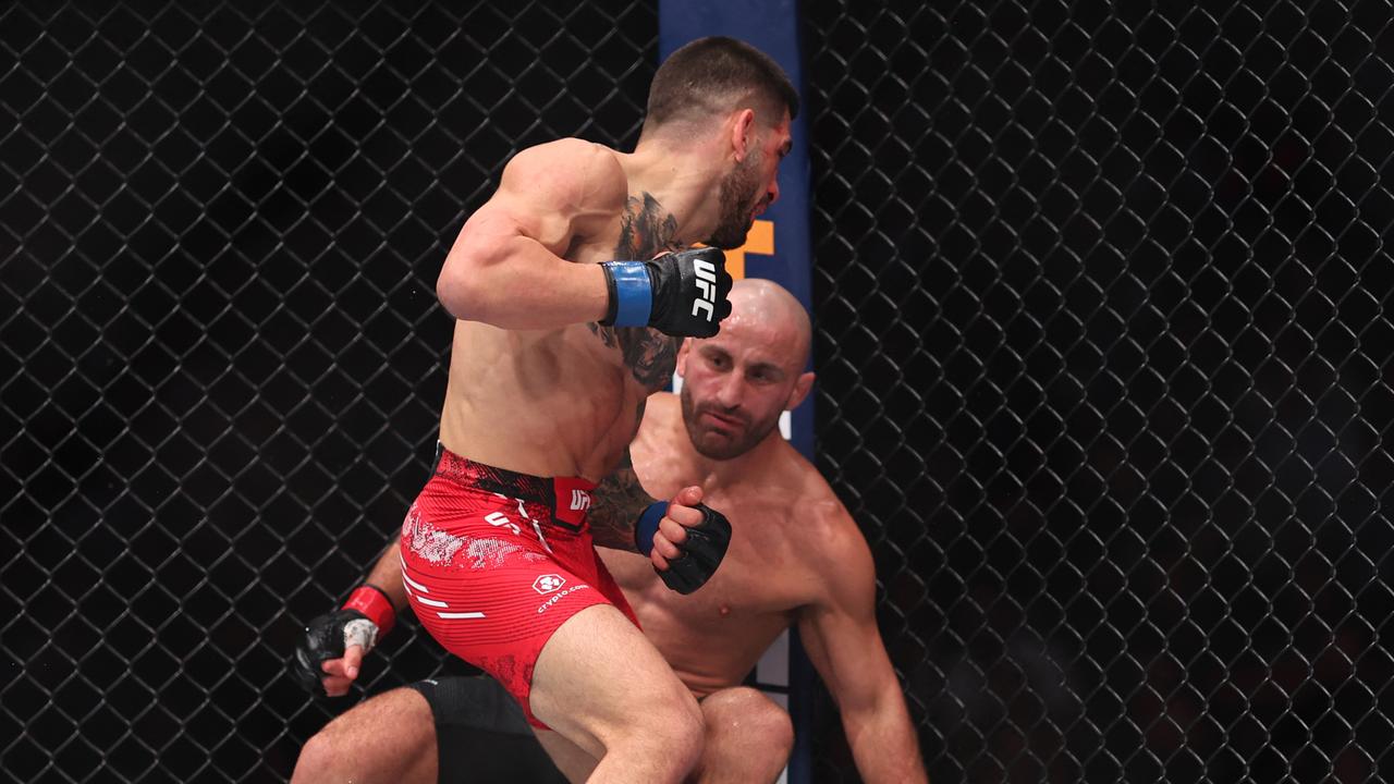 Ilia Topuria knocks out Alexander Volkanovski of Australia in their featherweight title fight during UFC 298. (Photo by Sean M. Haffey / GETTY IMAGES NORTH AMERICA / Getty Images via AFP)