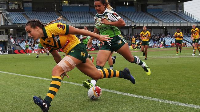 Isabelle Kelly scores a try against the Cook Islands.