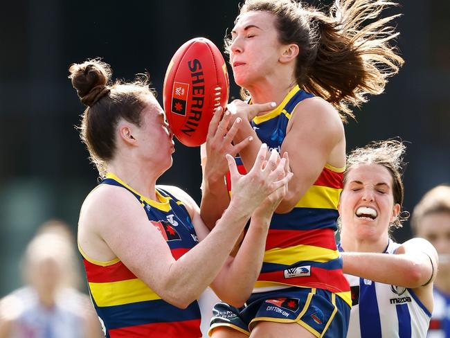 Sarah Allan (left) and Niamh Kelly collide. Picture: Michael Willson/AFL Photos via Getty Images