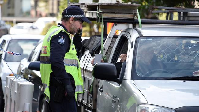 AUGUST 8, 2020: Police check cars at the Queensland border with NSW at Griffith Street at Coolangatta after the border closed the NSW. Picture: NCA NewsWire / Steve Holland