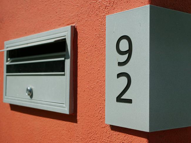 11 Oct 2004: House numbers - corner house number with matching letterbox picMark/Cranitch. street number plaque