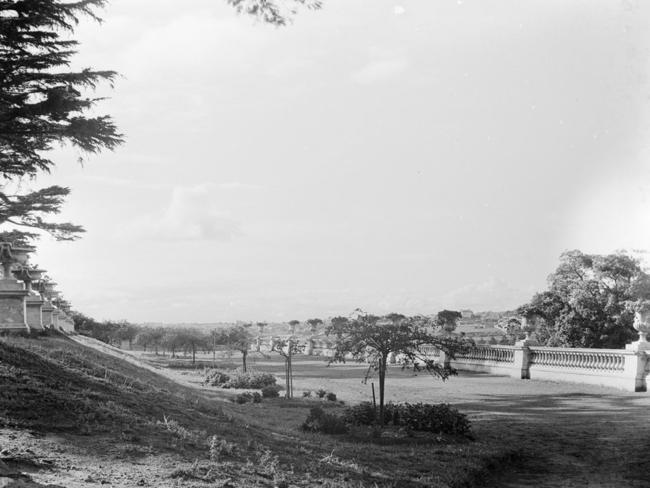 Original owner Hugh Glass planted coffee, tea, cotton and rice on the estate grounds which included a lime house, dairy, fed house, hen house, wood shed and coach house. Image: Ruth Hollick (1910-1930)/ State Library of Victoria