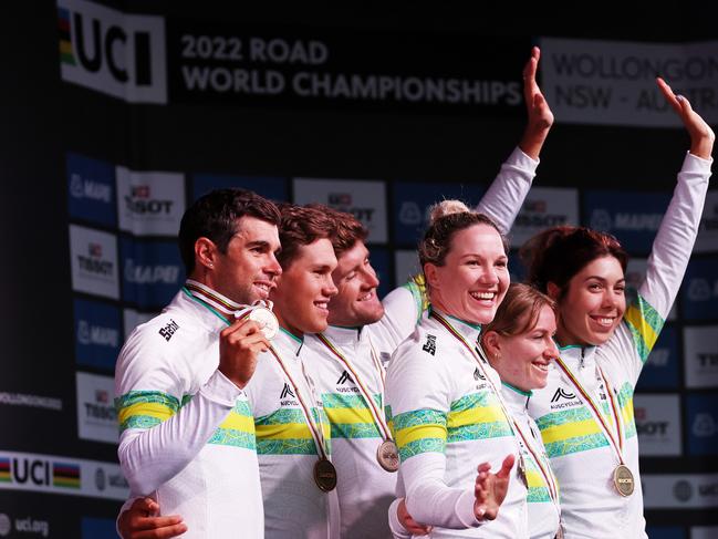 WOLLOGONG, AUSTRALIA - SEPTEMBER 21: A general view of bronze medalists Michael Matthews of Australia, Sarah Roy of Australia, Lucas Plapp of Australia, Alexandra Manly of Australia, Luke Durbridge of Australia and Georgia Baker of Australia, pose on the podium during the medal ceremony after the 95th UCI Road World Championships 2022 - Team Time Trial Mixed Relay / #Wollongong2022  / on September 21, 2022 in Wollongong, Australia. (Photo by Con Chronis/Getty Images)