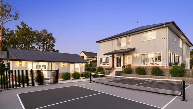 64 Hillview Parade, Ashmore.