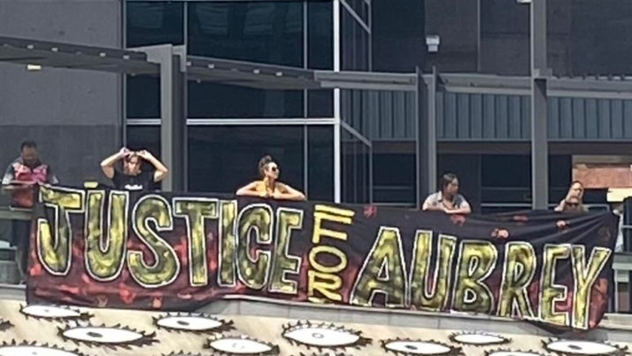 Protesters in Brisbane's CBD have briefly forced the shutdown of the building that houses the Supreme and District courts.