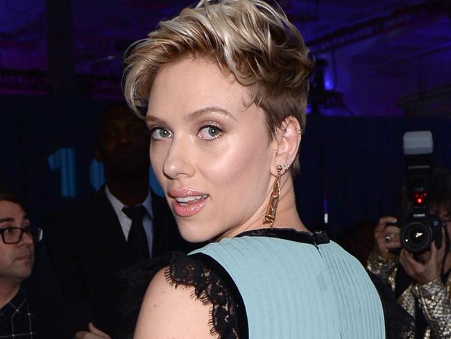 Scarlett Johansson faces criticism over decision to play transgender ...