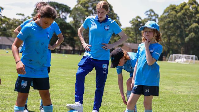 Sydney FC and Matildas forward Cortnee Vine sharing some wisdom at a recent Sydney FC holiday clinic. Photo: Robbie Szafranek | Sydney FC