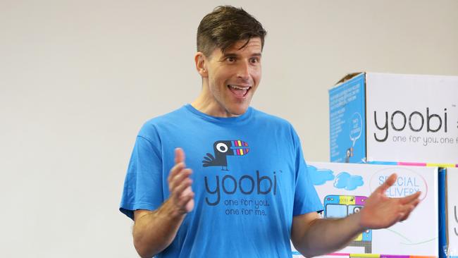 <i>Bachelor</i> host Osher Gunsberg visited Heckenberg Public School. (AAP Image / Angelo Velardo)