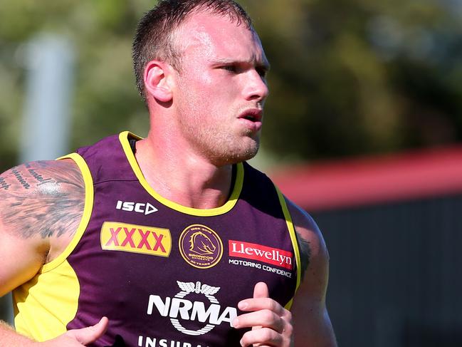 Brisbane Broncos players Sales Funaki (left) and Matt Lodge is seen during a team pre-season training session at Purtell Park, Brisbane, Wednesday, November 15, 2017. (AAP Image/David Clark) NO ARCHIVING