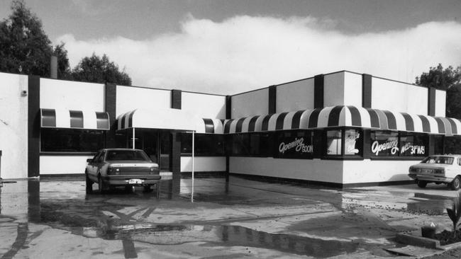 Barnacle Bill on Henley Beach Rd, Lockley’s shortly after opening in May, 1989. The building is now home to Chicco Palms Italian restaurant.