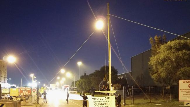 Blockade Australia protesters seen erecting the pole. Picture: Blockade Australia: https://fb.me/e/1NYLz6aD9