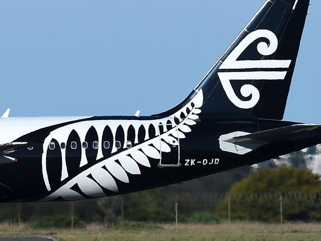 An Air New Zealand Airbus A320 aircraft is seen taxiing on the runway at Sydney International Airport in Sydney, Friday, Sept. 30, 2016. Air New Zealand CEO Christopher Luxon has told investors at the airline's annual general meeting in Christchurch that the airline is expecting a pre-tax profit between NZ$400m to NZ$600m. (AAP Image/Dan Himbrechts) NO ARCHIVING