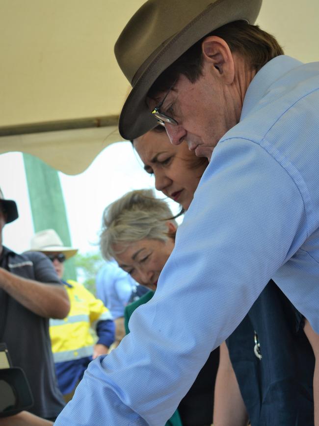 Annastacia Palaszczuk, Tracy Dobie visit Warwick pipeline grid