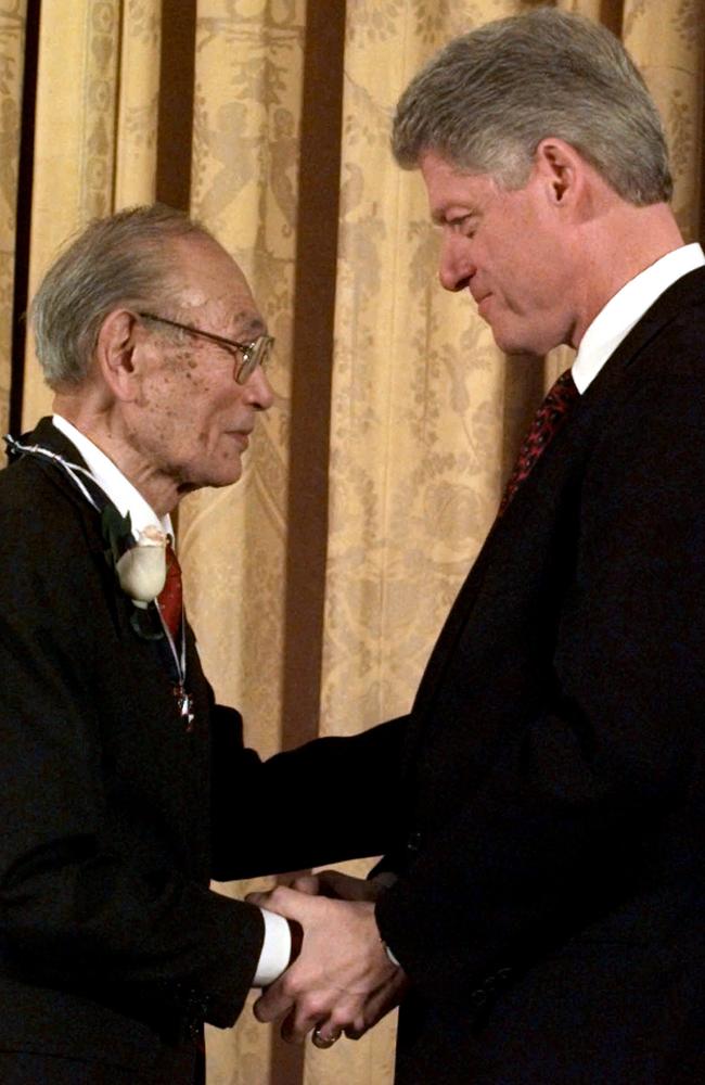  US president Bill Clinton presents Fred Korematsu with a Presidential Medal of Freedom in January 1998. 