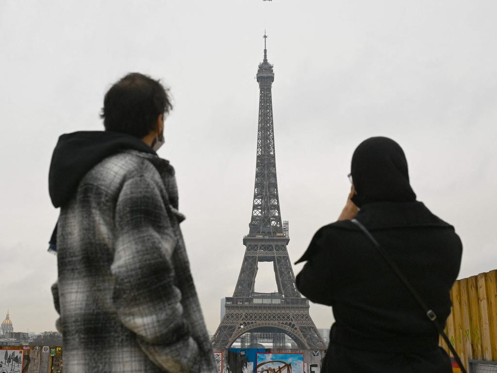 Onlookers watch the installation by helicopter of the new antenna at the top of the Eiffel Tower. Picture: Emmanuel Dunand/AFP