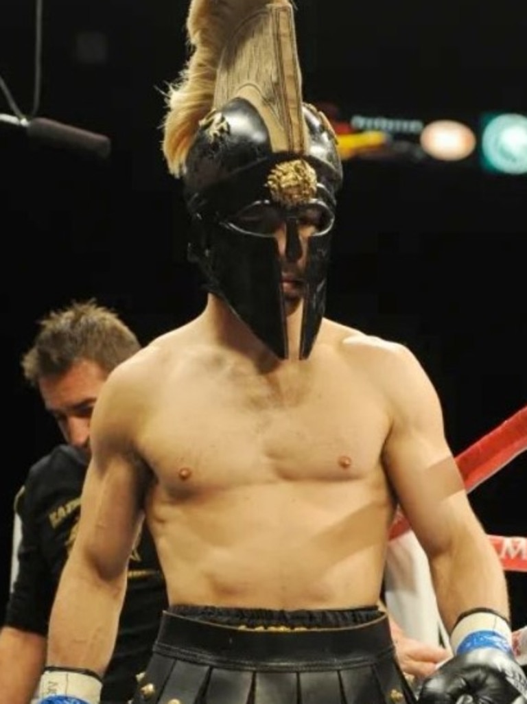 Katsidis in his Spartan helmet, referencing his Greek heritage (Photo: X/ Boxing History)