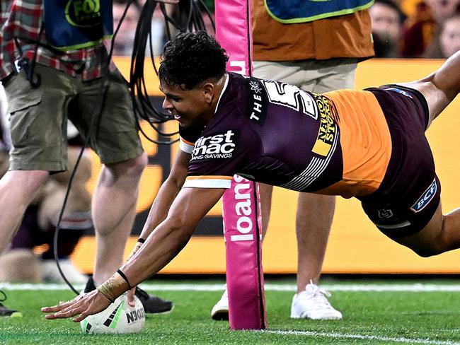 BRISBANE, AUSTRALIA - JULY 01: Selwyn Cobbo of the Broncos scores a try during the round 18 NRL match between Brisbane Broncos and Dolphins at The Gabba on July 01, 2023 in Brisbane, Australia. (Photo by Bradley Kanaris/Getty Images)