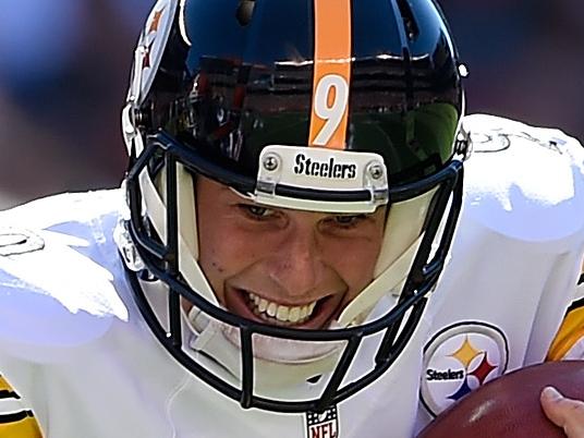 CLEVELAND, OH - OCTOBER 12: Brad Wing #9 of the Pittsburgh Steelers tires to avoid a tackle by Craig Robertson #53 of the Cleveland Browns after a botched field goal snap during the second quarter at FirstEnergy Stadium on October 12, 2014 in Cleveland, Ohio. (Photo by Jason Miller/Getty Images)